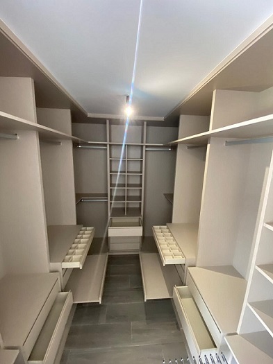 Vestidor en U con pasillo central y zapateros extraíbles, en acabado crema — R Y M, Madrid