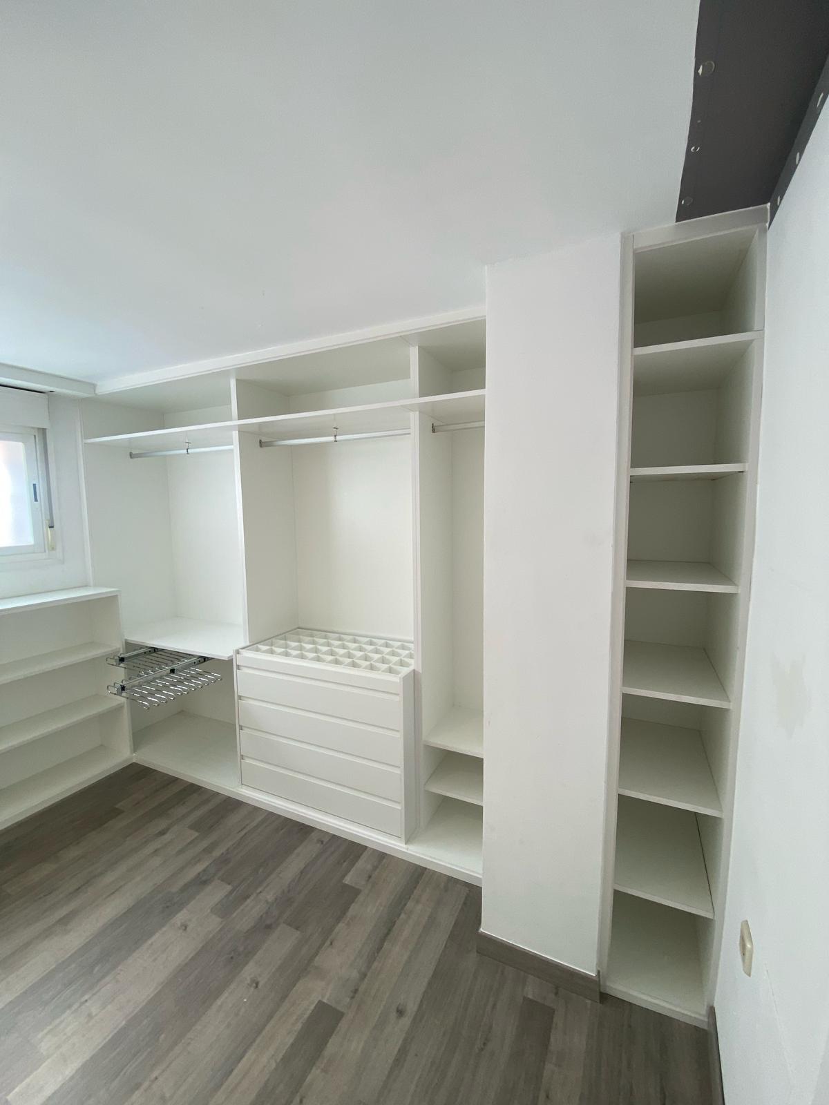 Interior de vestidor con pantalonero extraíble cromado y cajón joyero con divisiones — R Y M, Madrid