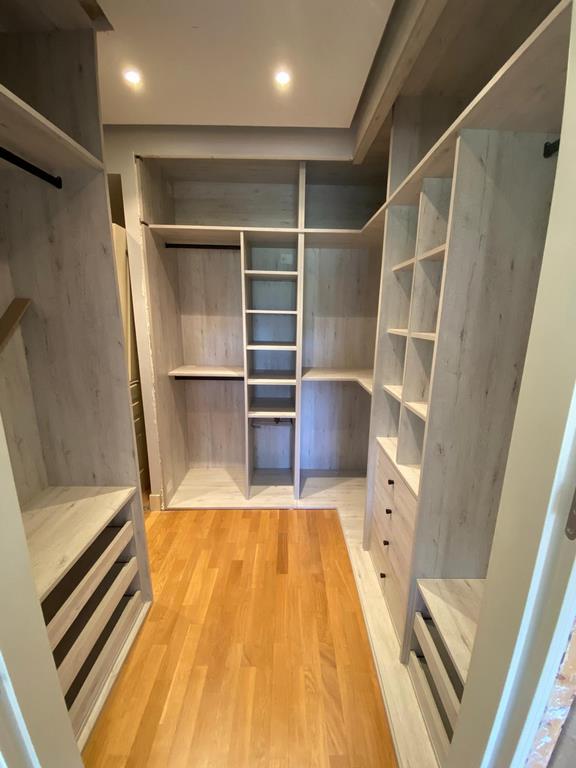 Vestidor en U estrecho en roble claro