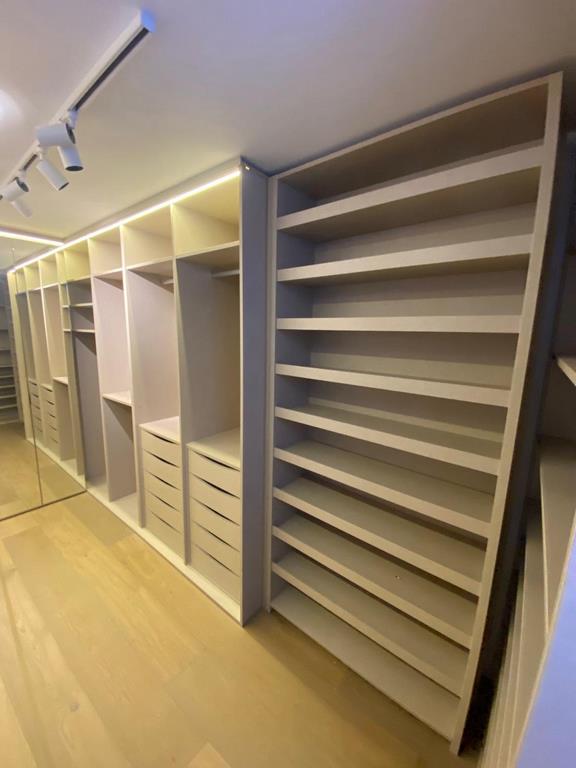 Zapatero de baldas inclinadas a toda altura con iluminación LED en el vestidor — R Y M, Madrid