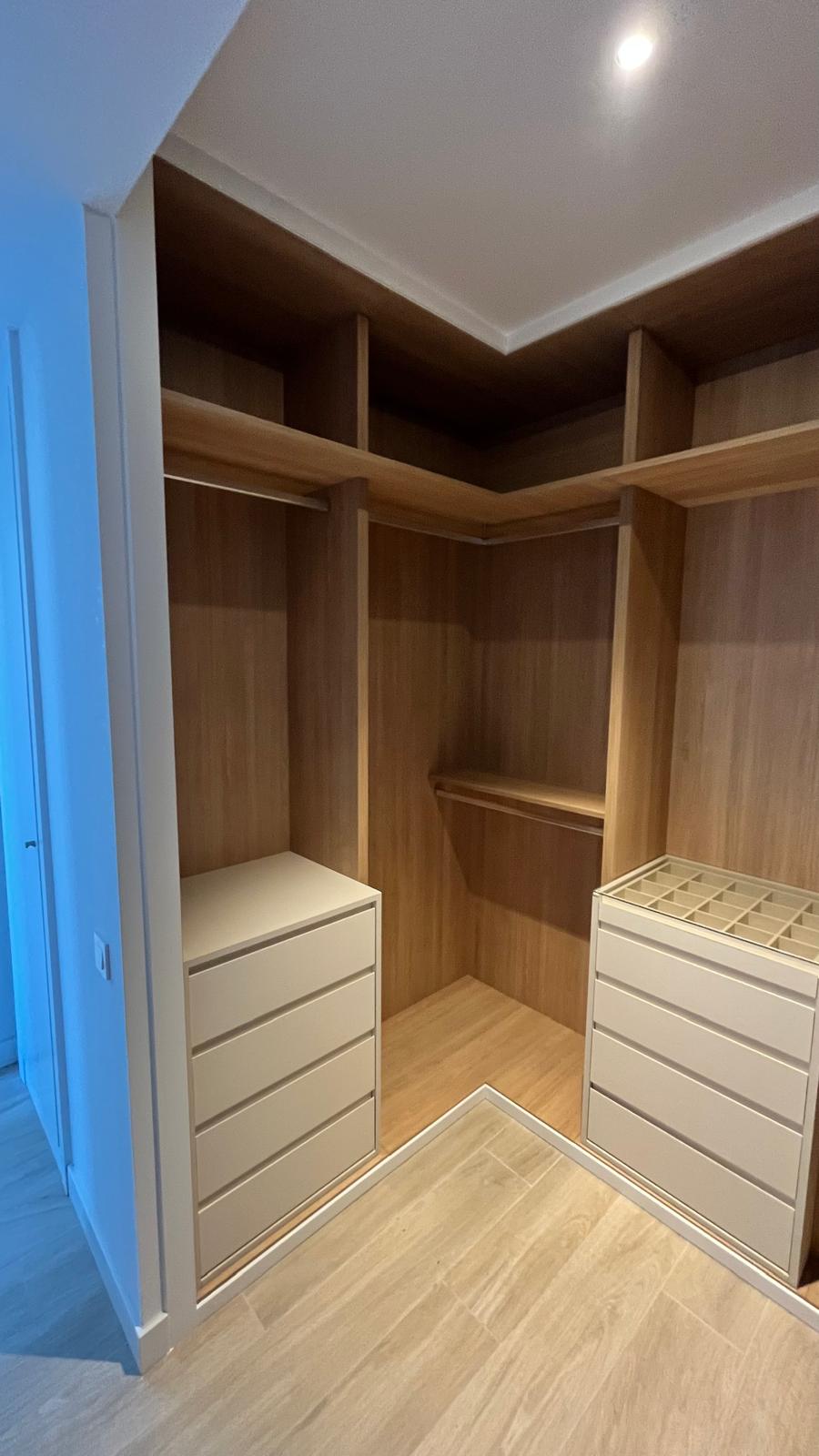 Vestidor esquinero con trasera de roble miel